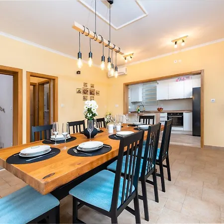 Vergatum-privacy,gym,billiards,table Tennis Villa