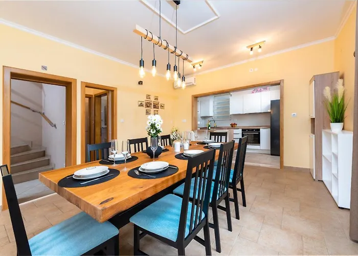 Vergatum-privacy,gym,billiards,table Tennis Villa