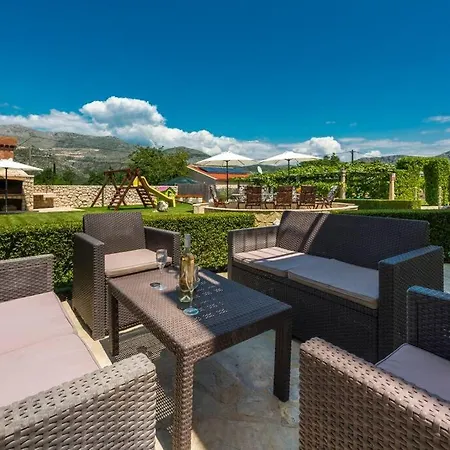 Vergatum-privacy,gym,billiards,table Tennis Villa *