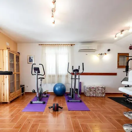 Vergatum-privacy,gym,billiards,table Tennis Villa *