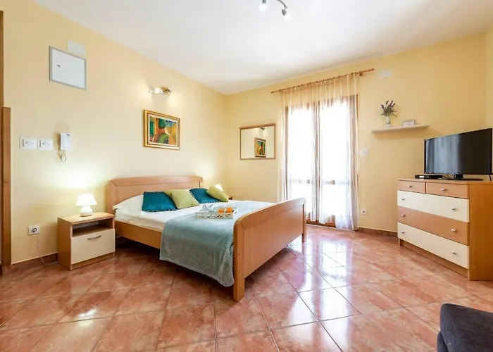 Vergatum-privacy,gym,billiards,table Tennis Villa